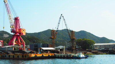 小さい港のクレーン | 絶景事典